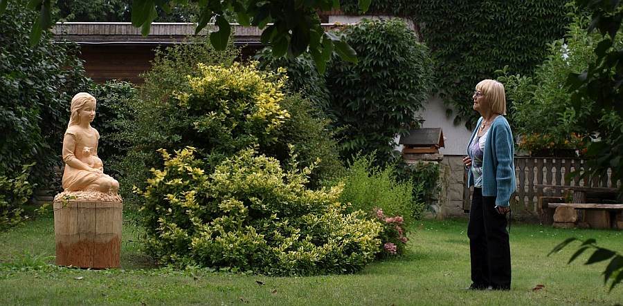 Maedchen mit Kaninchen Kleine-Tebbe j2