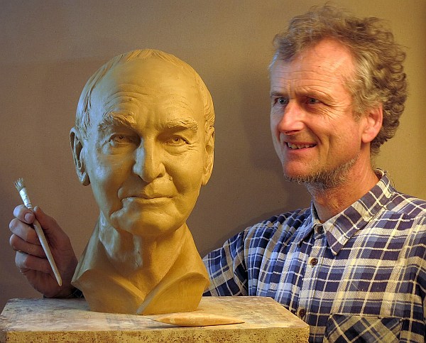 Prof. Dr. Klaus Fittschen Portraitkopf des Archäologen von Magnus Kleine Tebbe f