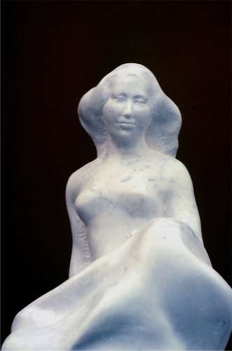 Kleine Sitzende Marmor Carrara 45cm Braunschweig 2003 b 