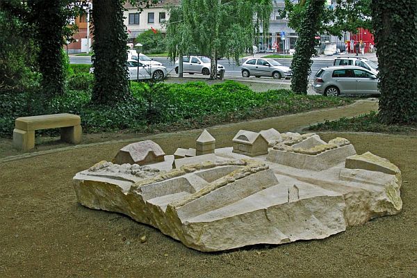 Ruehme Landwehr Steinrelief j Fertigstellung a