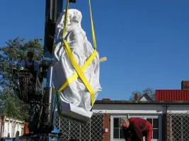 Versetzen der La Promessa, Carrara Marmor, 2004, Magnus Kleine-Tebbe